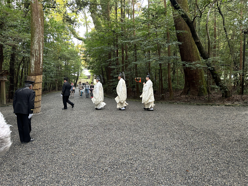 神宮の方々の行列の写真